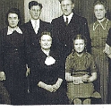 Bild 24  vli. Heinz, Christine, Johann, Mutter Angela, Vater Peter,  Klara, Marlene, Elisabeth